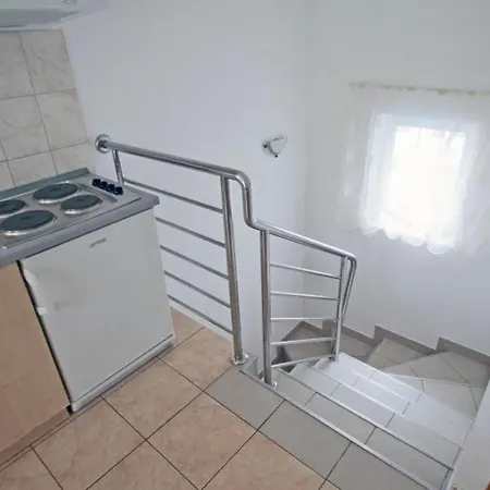 Beachfront With 1 Bedroom Διαμέρισμα Posedarje
