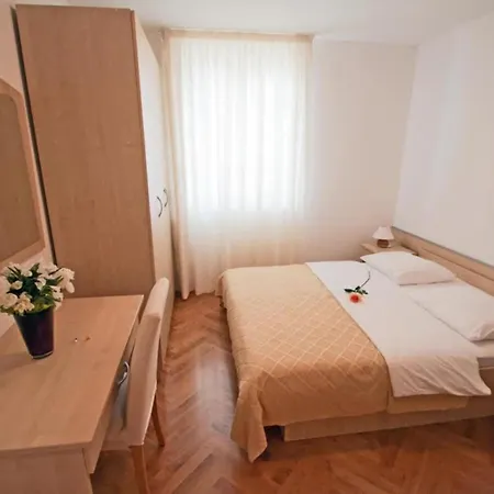 Beachfront With 1 Bedroom Διαμέρισμα Posedarje