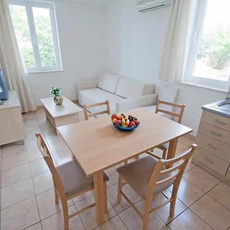Beachfront With 1 Bedroom * Posedarje